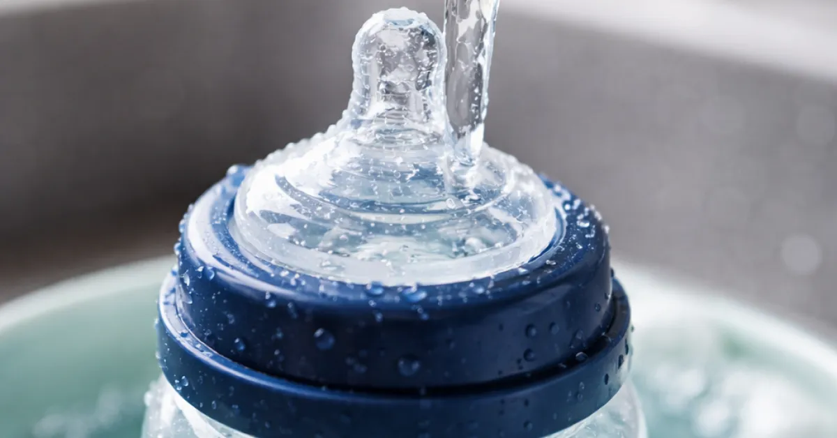 Eau du robinet pour les bébés : ce que les pédiatres recommandent vraiment